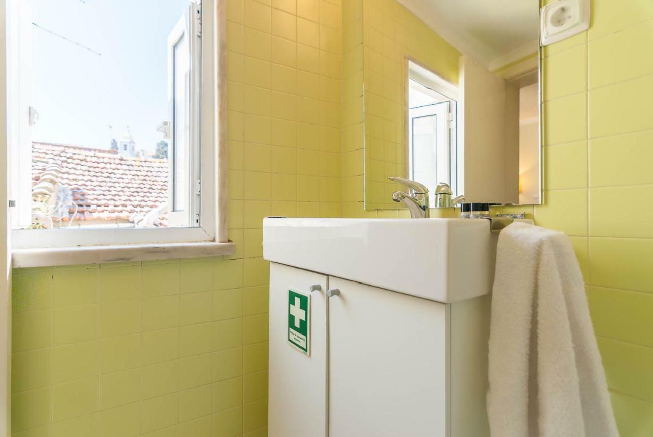 'White House' Apartment- Alfama Lisbon Bagian luar foto
